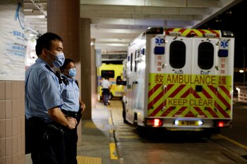 La policía monta guardia en