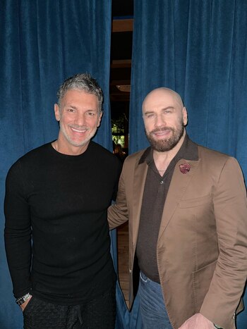 John Travolta junto a Leo