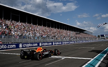 Max Verstappen cruza primero la