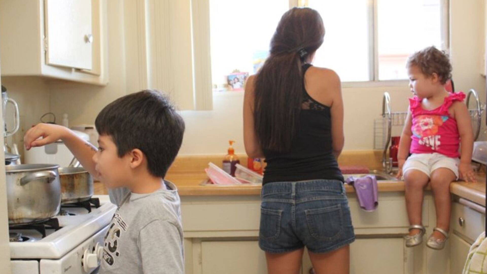 El caso de Emiliano pone en evidencia la vulnerabilidad infantil ante líquidos calientes, destacando la necesidad de supervisar cuidadosamente a los menores y mantener medidas de seguridad durante la preparación de alimentos en el hogar. (Imagen Ilustrativa Infobae)