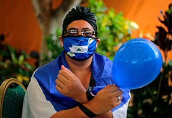 Un hombre con un tapabocas