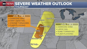 Una captura de pantalla de un monitor de computadora muestra un mapa de ABC News con una alerta de clima severo para el centro de EE. UU