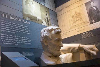 En la cripta se exhibe una réplica de la cabeza y el brazo del presidente Abraham Lincoln (Tyler M. Andrews/The Washington Post)