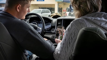 Una joven se casó con un soldado de EE. UU. Luego ICE la detuvo