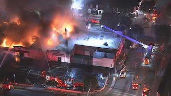 Más de 100 bomberos combatieron un incendio que destruyó varios comercios en Los Angeles
