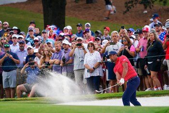 El estadounidense Tony Finau golpea