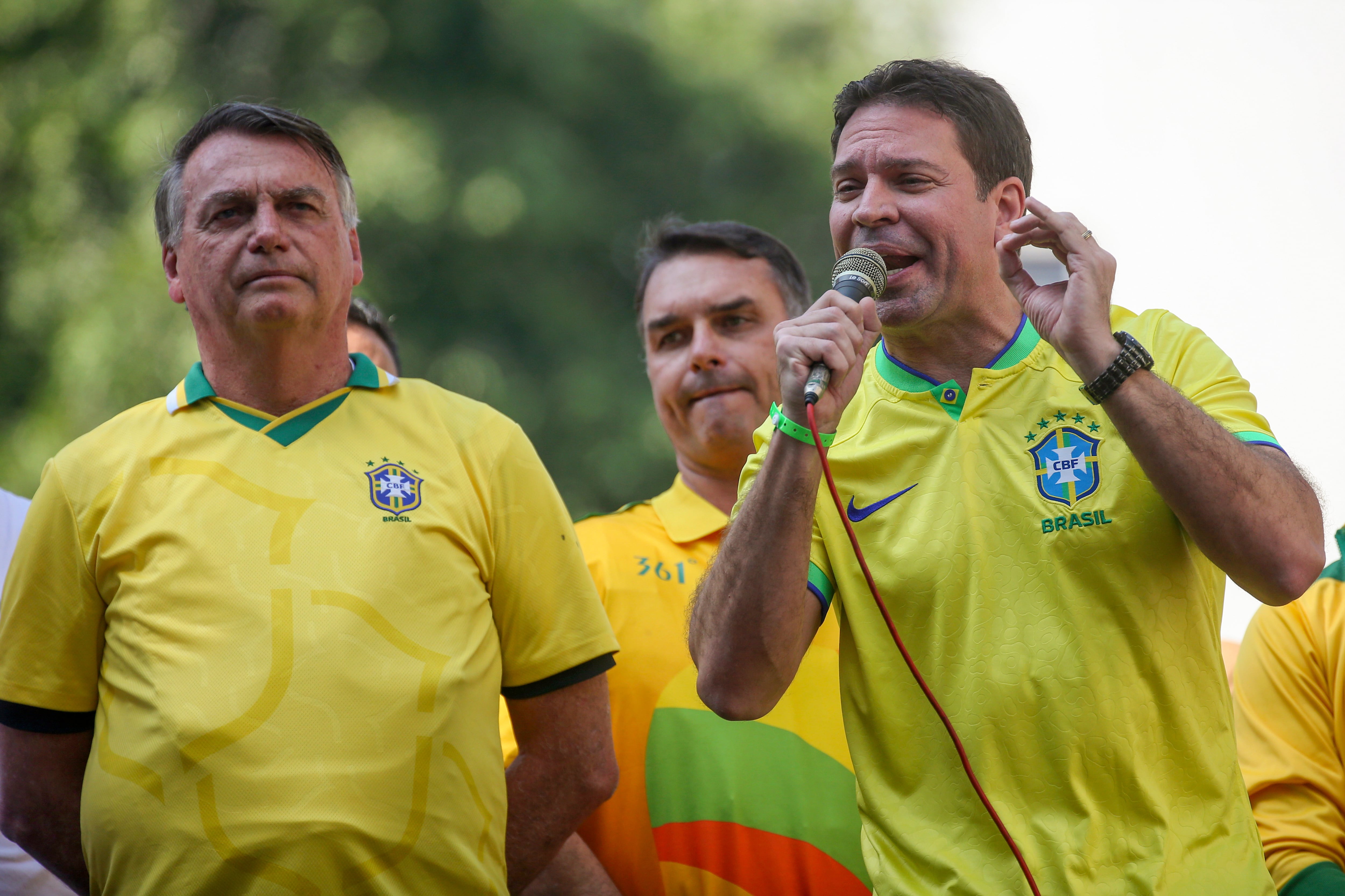 El precandidato a la alcaldía de Río de Janeiro, Alexandre Ramagem, durante un acto de campaña acompañado del expresidente de Brasil, Jair Bolsonaro, el 18 de julio de 2024, en Río de Janeiro. (AP Foto/Bruna Prado, Archivo)