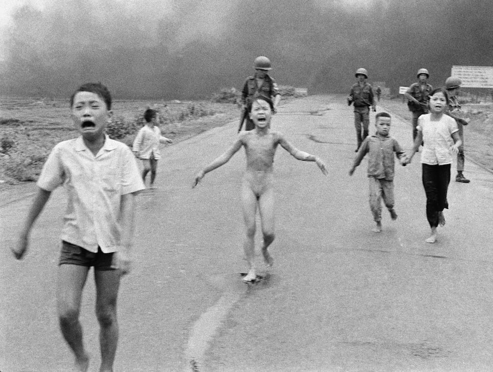 Una de las más célebres y al mismo tiempo terribles fotos de la Guerra de Vietnam. La niña Kim Phuc, de nueve años, que corría por una ruta desnuda y quemada por las bombas de napalm lanzadas por los aviones de Estados Unidos. Fue en 1972 (AP Photo/Nick Ut)