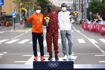 Eliud Kipchoge se quedó con el oro por segunda edición ocnsecutiva. En tanto, la plata fue para Abdi Nageeye y el bronce fue de Bashir Abdi (Foto: Kim Hong-Ji/REUTERS)