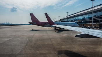 Los pasajeros de un avión quedaron atrapados en la pista durante la ola de calor en Alemania: más de 50 grados en el interior y varios desmayos