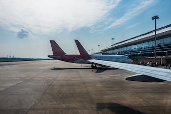 Imagen de archivo de varios aviones en un aeropuerto. (Magnific)