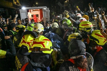 Los equipos de rescatistas enviados desde varias ciudades del país a las zonas de la tragedia, como Pereira, Cali y Quibdó, siguen con la intensa labor de búsqueda de personas con vida - crédito David Salazar / AFP)
