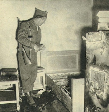 Un soldado estadounidense revisa el