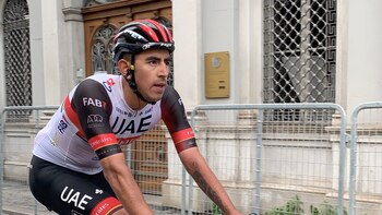 Sebastián Molano et d'autres cyclistes