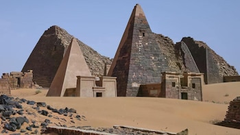 Las pirámides de Meroe, en peligro: la guerra en Sudán paraliza su conservación y acelera el deterioro