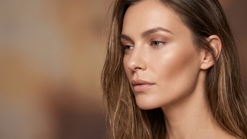 Anti-blush: la tendencia que desplaza al rubor rosa en el maquillaje de otoño