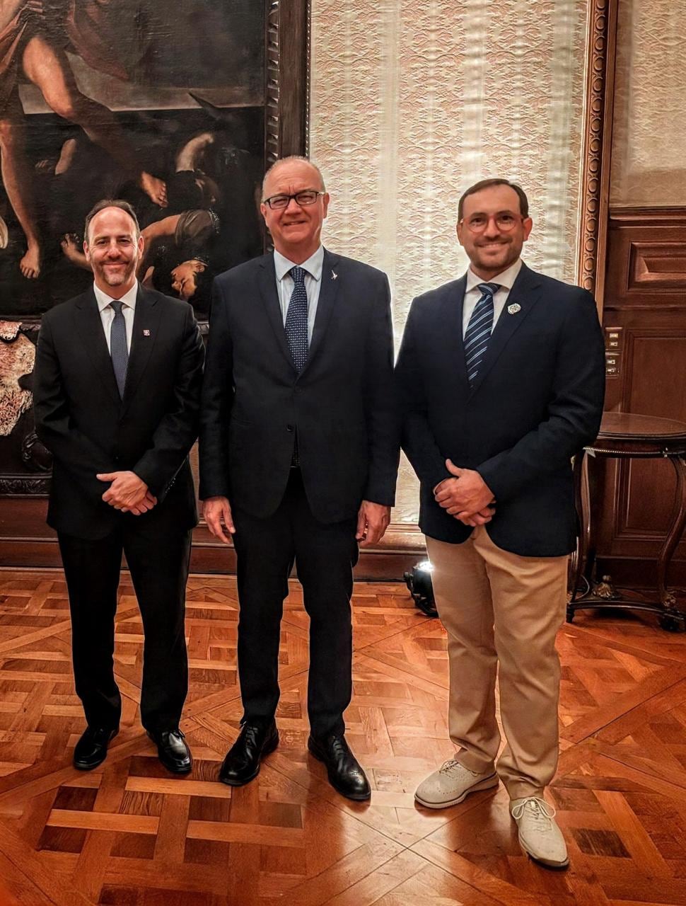El rector de la UCASAL (Universidad Católica de Salta), Federico Colombo Speroni, el ministro de Educación y del Mérito de Italia, Giuseppe Valditara, y el presidente de la CCIIA, Darío H. Pellegrini (Ministerio de Capital Humano)