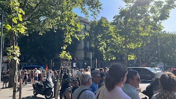 Cientos de fieles aclaman al Papa: "Ha hecho que resurja la fe" y "Ha puesto a los políticos en su sitio"