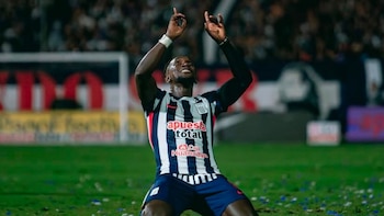 Eryc Castillo allanó el camino de la remontada ante Sport Huancayo con un doblete. - Crédito: Sergio Vela
