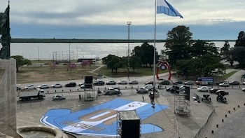 Sorpresa frente al Monumento a la Bandera: Rosario le dice “Gracias” a Messi con una camiseta gigante