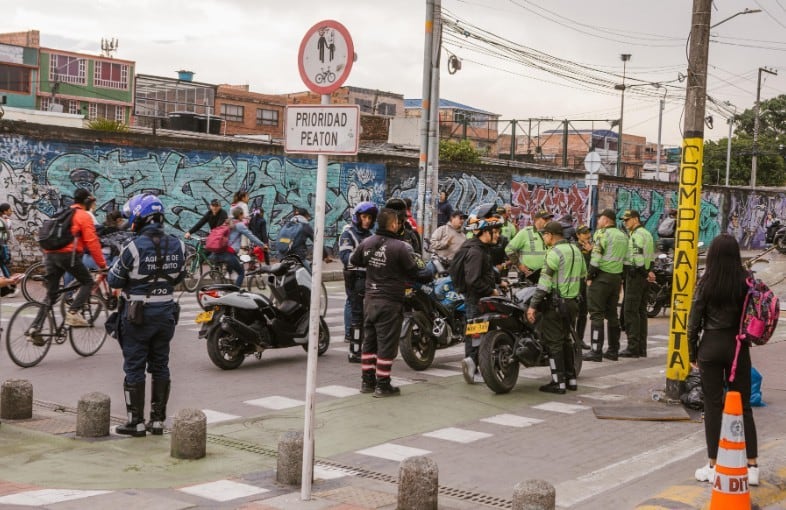 La invasión de andenes y zonas peatonales por motociclistas es un problema creciente en Bogotá, con hasta 40 motos por minuto usando aceras en puntos críticos - crédito Secretaría de Movilidad