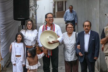 Roberto Sánchez, candidato presidencial de Juntos por el Perú, inició la jornada electoral en Huaral con un desayuno tradicional andino junto a su familia.