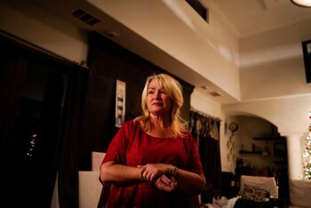 Shalom Tucker, madre de Rhonita Miller, quien fue asesinada junto con cuatro de sus hijos por asaltantes desconocidos, habla con un reportero sobre su hija en su casa en LeBarón, (Foto: REUTERS/Alexandre Meneghini)