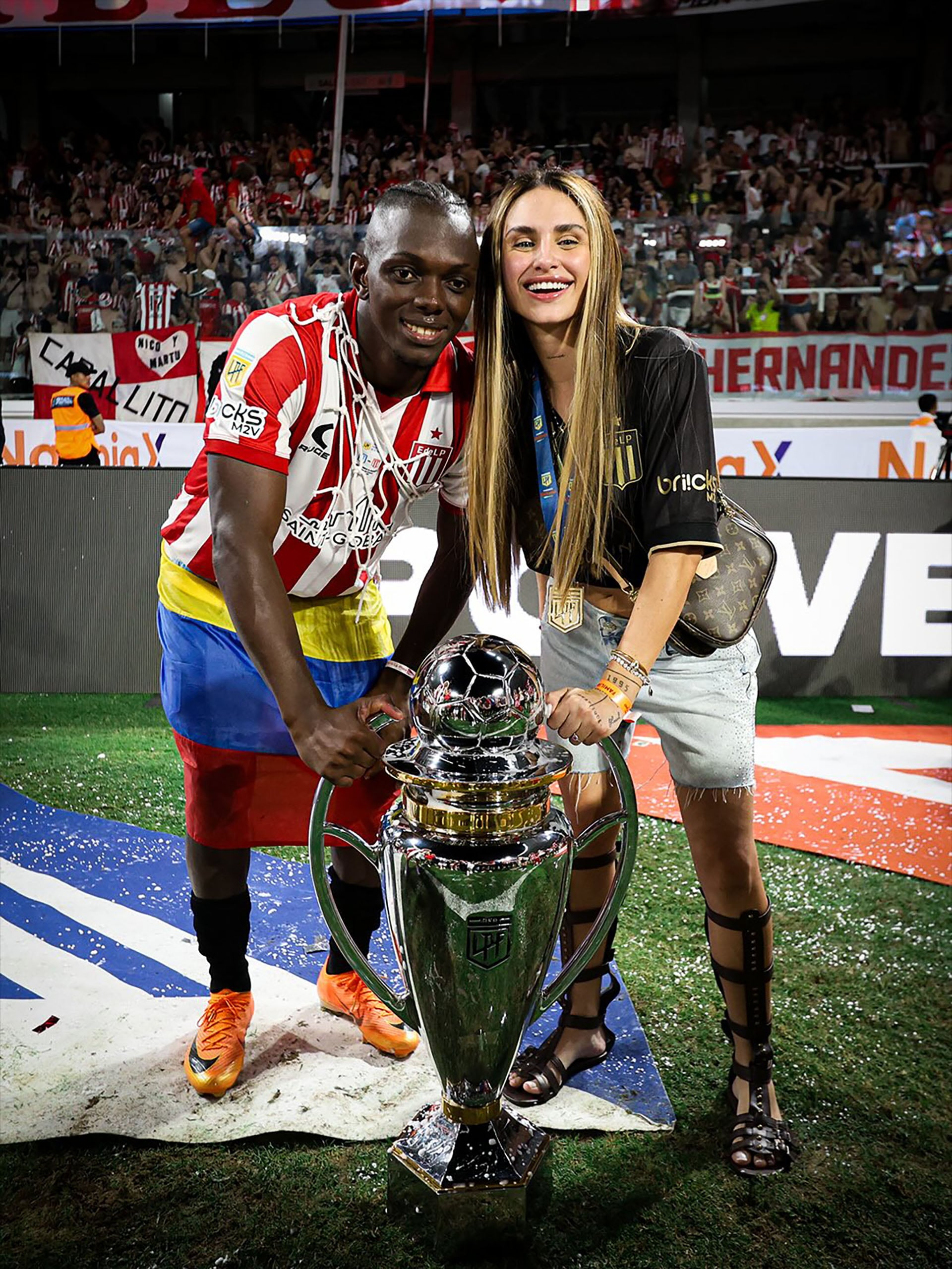 Edwin Cetré celebrando con Ayelen Sebastián, su pareja (@edwincetreoficial)