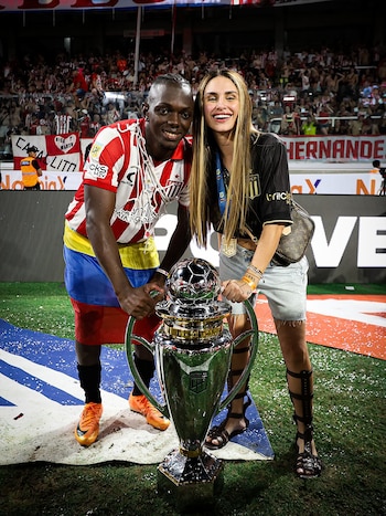 Edwin Cetré celebrando con Ayelen