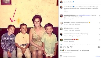 Fotografía antigua que muestra a una mujer y tres niños sentados, con una flecha roja señalando a uno de los niños