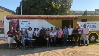 Cynthia Hotton junto a algunos