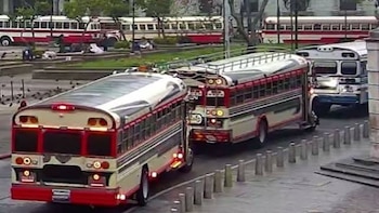 Transportistas alistan caravana de cien buses al Congreso mientras persisten los bloqueos en Guatemala