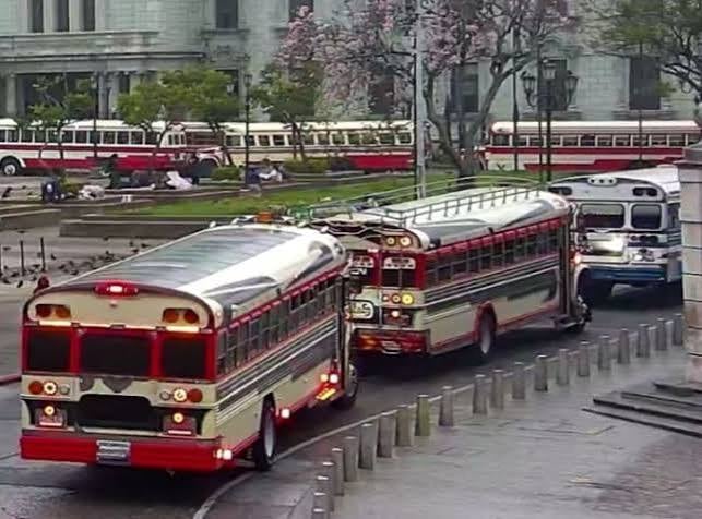 La Gremial de Transportistas anunció una caravana de 100 buses hacia el Congreso de Guatemala para reclamar una salida subsidiaria al precio del diésel. (Redes Sociales)