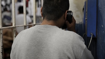 Interno de penal de Huancavelica reclama por el hacinamiento en los penales “mientras habla desde el teléfono comunitario” del establecimiento