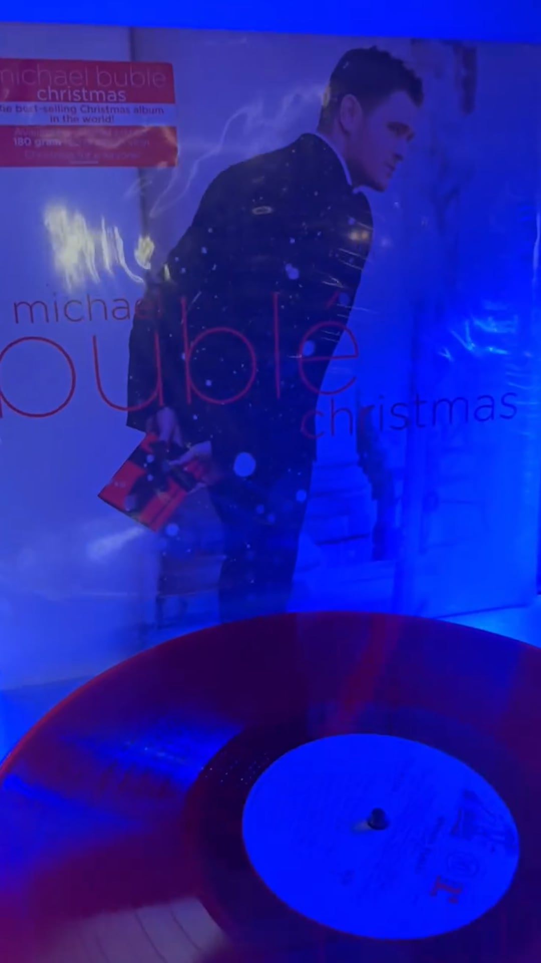 El vinilo rojo del álbum navideño de Michael Bublé, musicalizador del ambiente