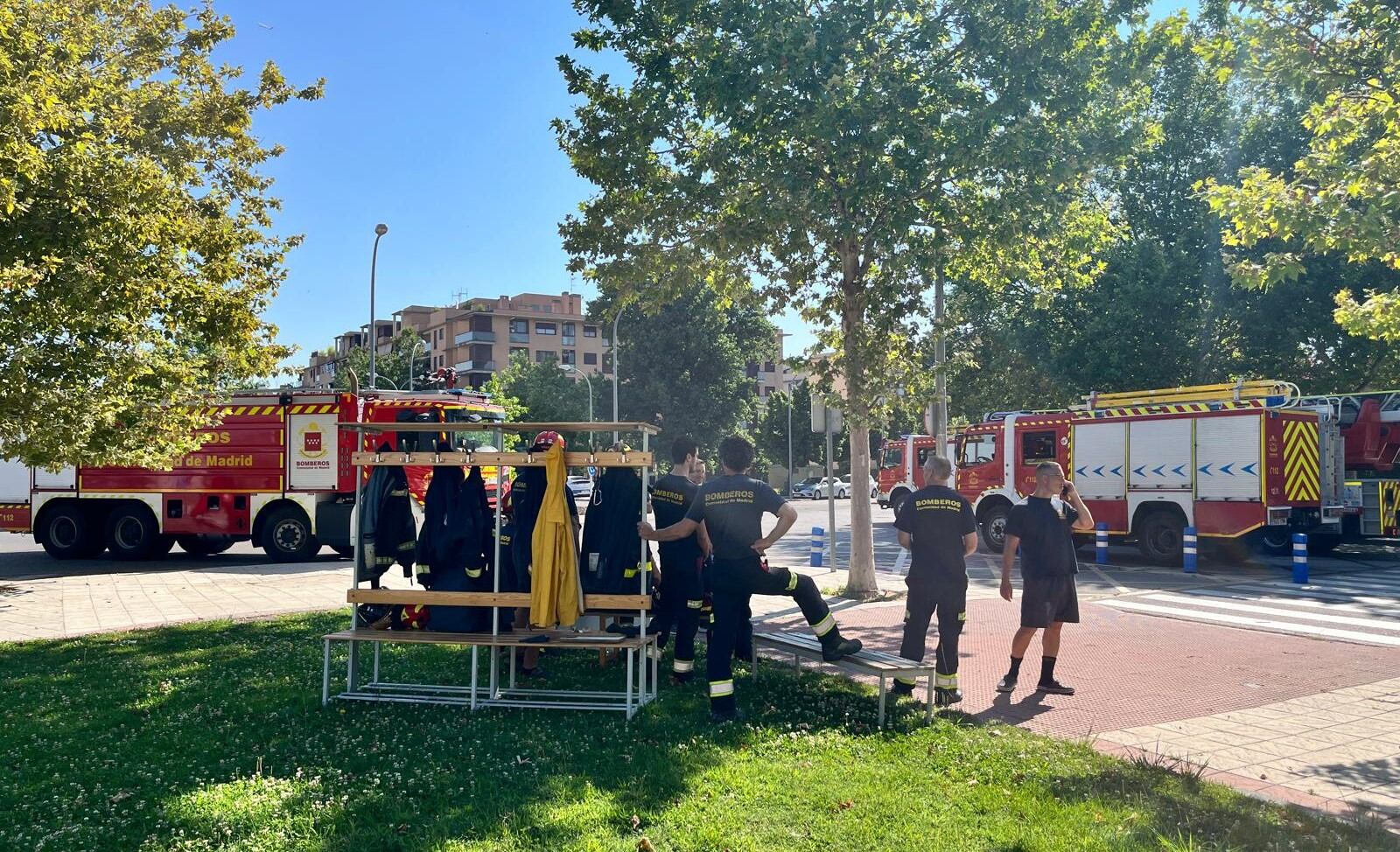 Bomberos de la Comunidad de Madrid, protestando este lunes en la calle fuera de su parque