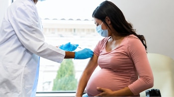 Médica pediatra y epidemióloga alerta sobre el VSR y destaca la importancia de vacunar a gestantes
