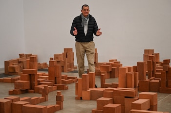 Antony Gormley junto a su