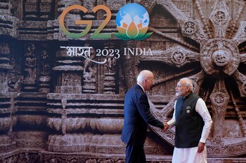 El primer ministro indio, Narendra Modi, da la bienvenida al presidente estadounidense, Joe Biden, a su llegada al centro de convenciones Bharat Mandapam para la Cumbre del G20, en Nueva Delhi, India, el sábado 9 de septiembre (Reuters)