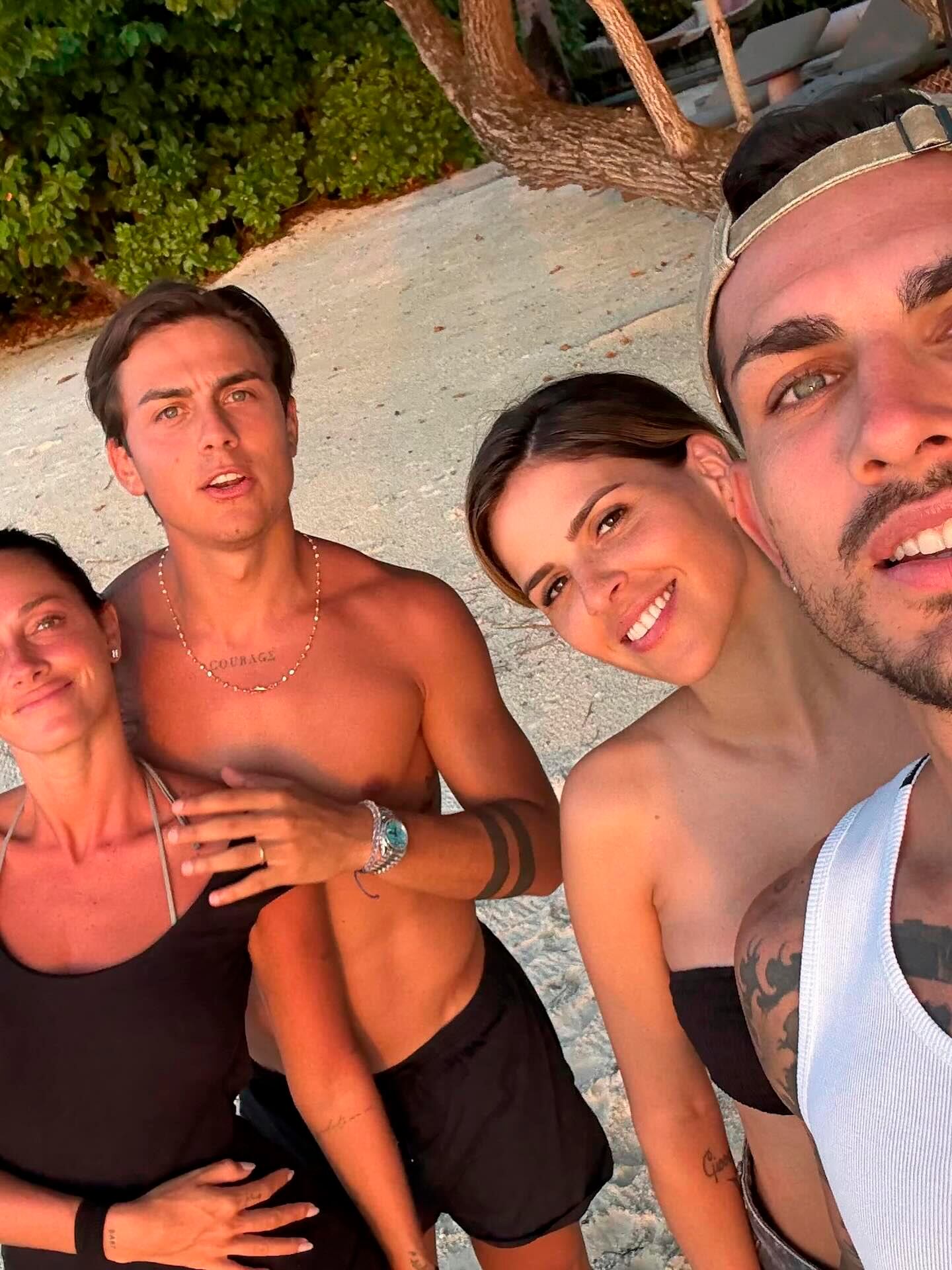 Selfie playera al atardecer entre las dos parejas