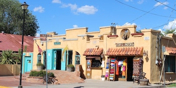 La arquitectura Pueblo Deco y los históricos moteles de Albuquerque convierten a la ciudad en un destino clave en la Ruta 66 (Wikimedia Commons)