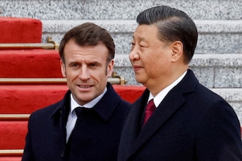 El presidente chino Xi Jinping junto a Emmanuel Macron, durante la visita del presidente francés a Beijing en abril de 2023 (REUTERS/Gonzalo Fuentes/archivo)
