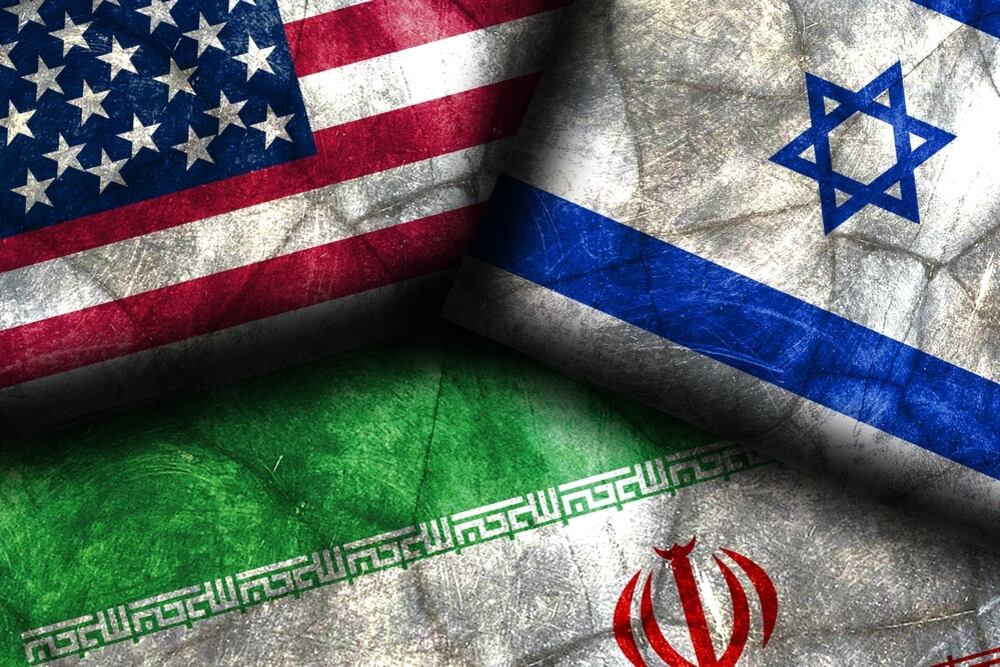 Frente a un posible cierre del Estrecho de Ormuz, analistas anticipan un incremento abrupto en el precio del petróleo, con consecuencias inmediatas en los costos logísticos globales (Imagen: Shutterstock)