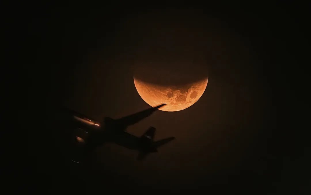1. Durante el eclipse lunar total la Luna adquirió un tono rojizo conocido como Luna de sangre visible en América Asia Oceanía y el océano Pacífico ( crédito @holfmandi )