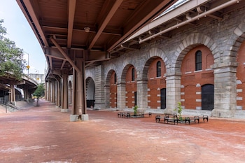 Las bóvedas de ladrillo y piedra bajo el puente, conocidas como “The Arches”, han sido utilizadas en iniciativas recreativas y comunitarias. Ahora, el Concejo Municipal evalúa expandir su uso para generar ingresos y revitalizar el entorno urbano.