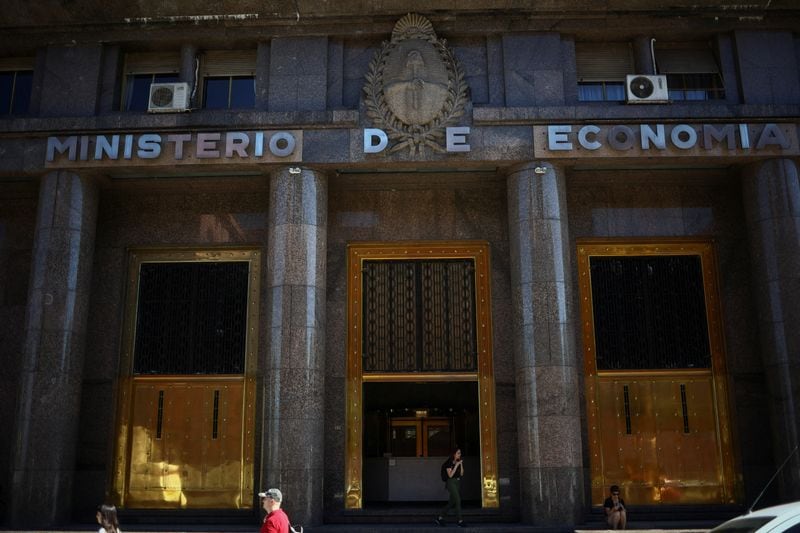 La masa de pesos en circulación equivale a unos 30.000 millones de dólares, un nivel que según el funcionario reduce la presión sobre el tipo de cambio. (REUTERS/Tomás Cuesta)