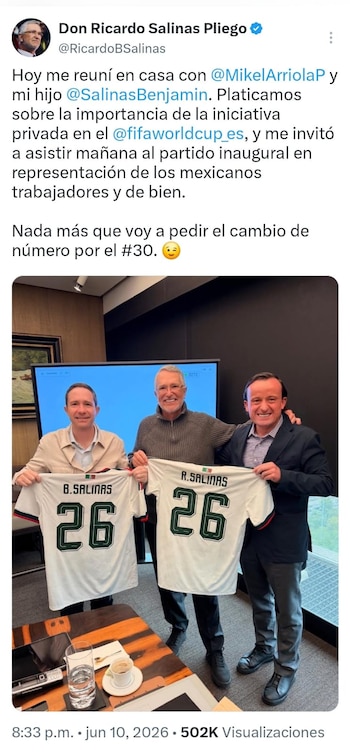 Ricardo Salinas Pliego, Benjamín Salinas y Mikel Arriola posan sonrientes en un interior, sosteniendo dos camisetas blancas de fútbol con el número 26