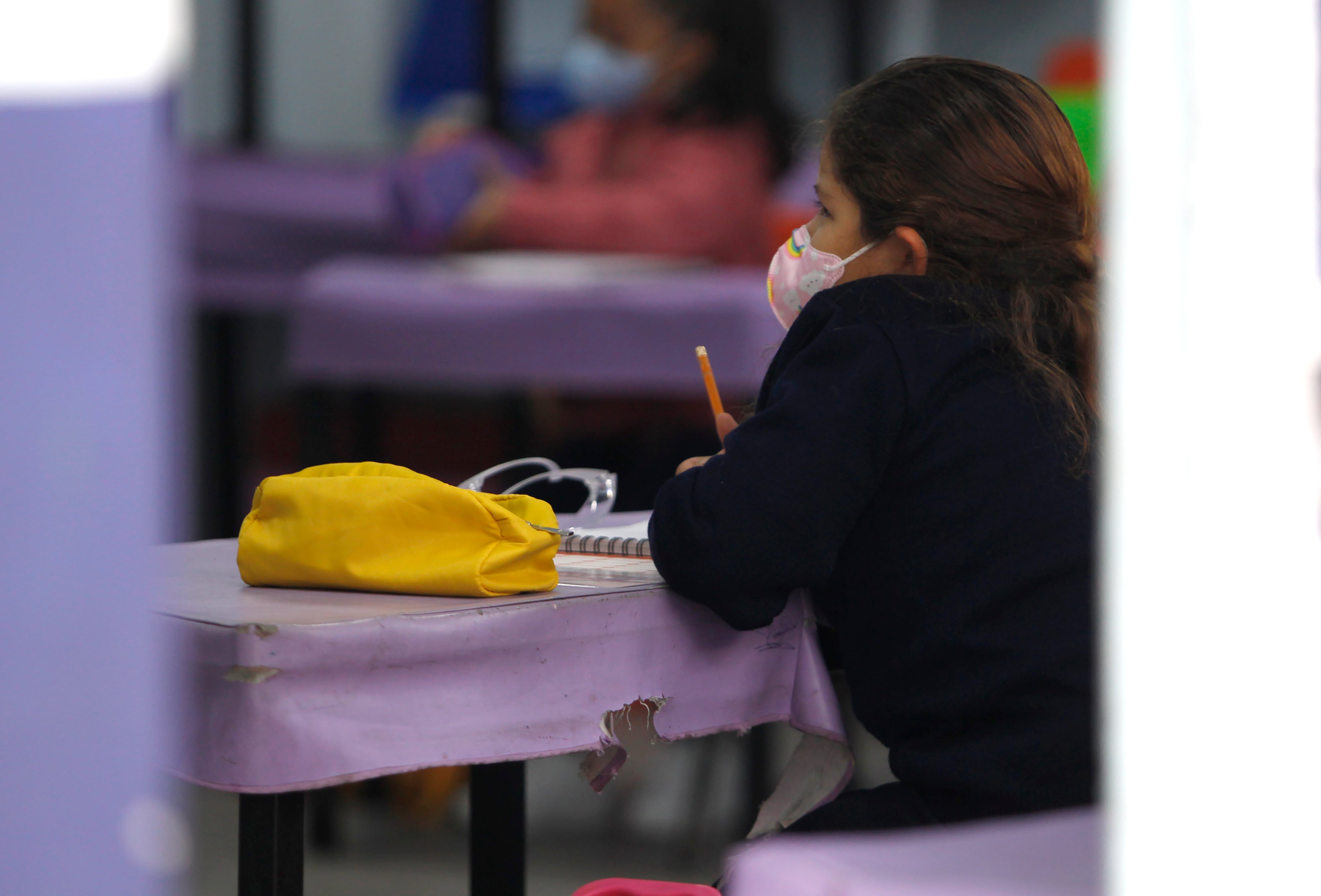Ciudad de México, agosto 30, 2021.
En la Escuela Primaria General Francisco Menéndez, ubicada en la colonia San Pedro de los Pinos, regresaron a clases alumnas y alumnos. Al ingresar se hicieron filas donde alumno por alumno tenia acceso recibiendo protocolos de seguridad como la toma de temperatura y la aplicación de gel antibacterial. Mientras que a los más pequeños les dieron un recorrido por la escuela enseñándoles la importancia de la sana distancia.
Foto: Karina Hernández / Infobae