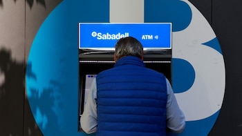 Golpe a los bancos: la Justicia europea les prohíbe cobrar intereses sobre seguros y otros costes ligados a créditos al consumo