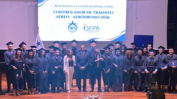 Panamá gradúa 25 nuevos controladores y acelera relevo en sistema aéreo